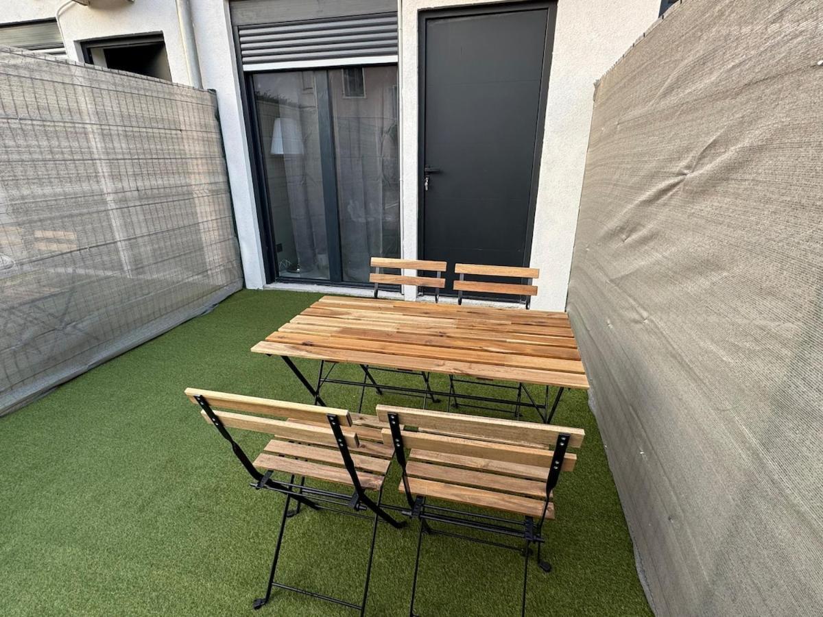 Flower Power In Lyon Neuf Climatise Avec Terrasse Holiday home Venissieux